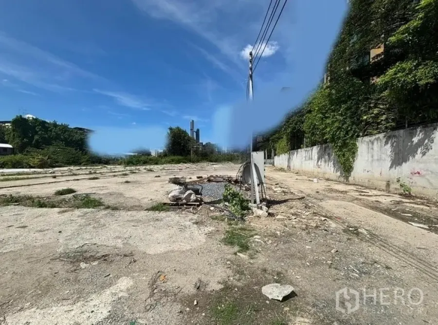 Land for rent in Khlong Toei, Bangkok - Open development site in Ekkamai showing utility connections, boundary wall and greenery.