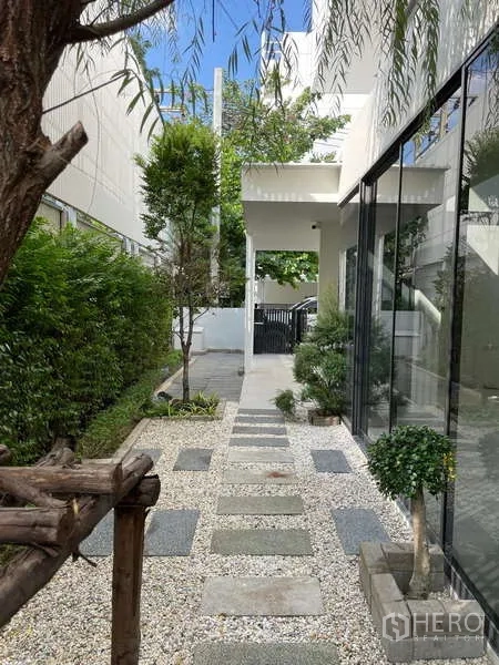 Home Office for rent in Don Mueang, Bangkok - Pebbled garden path with plants leading toward the front gate.