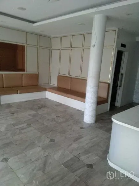 店屋 出租在Khlong Toei, Bangkok - 底层开放空间，内置卡座、瓷砖地面与立柱。