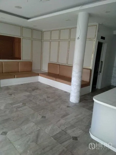 店屋 出租在Khlong Toei, Bangkok - 底层开放空间，内置卡座、瓷砖地面与立柱。