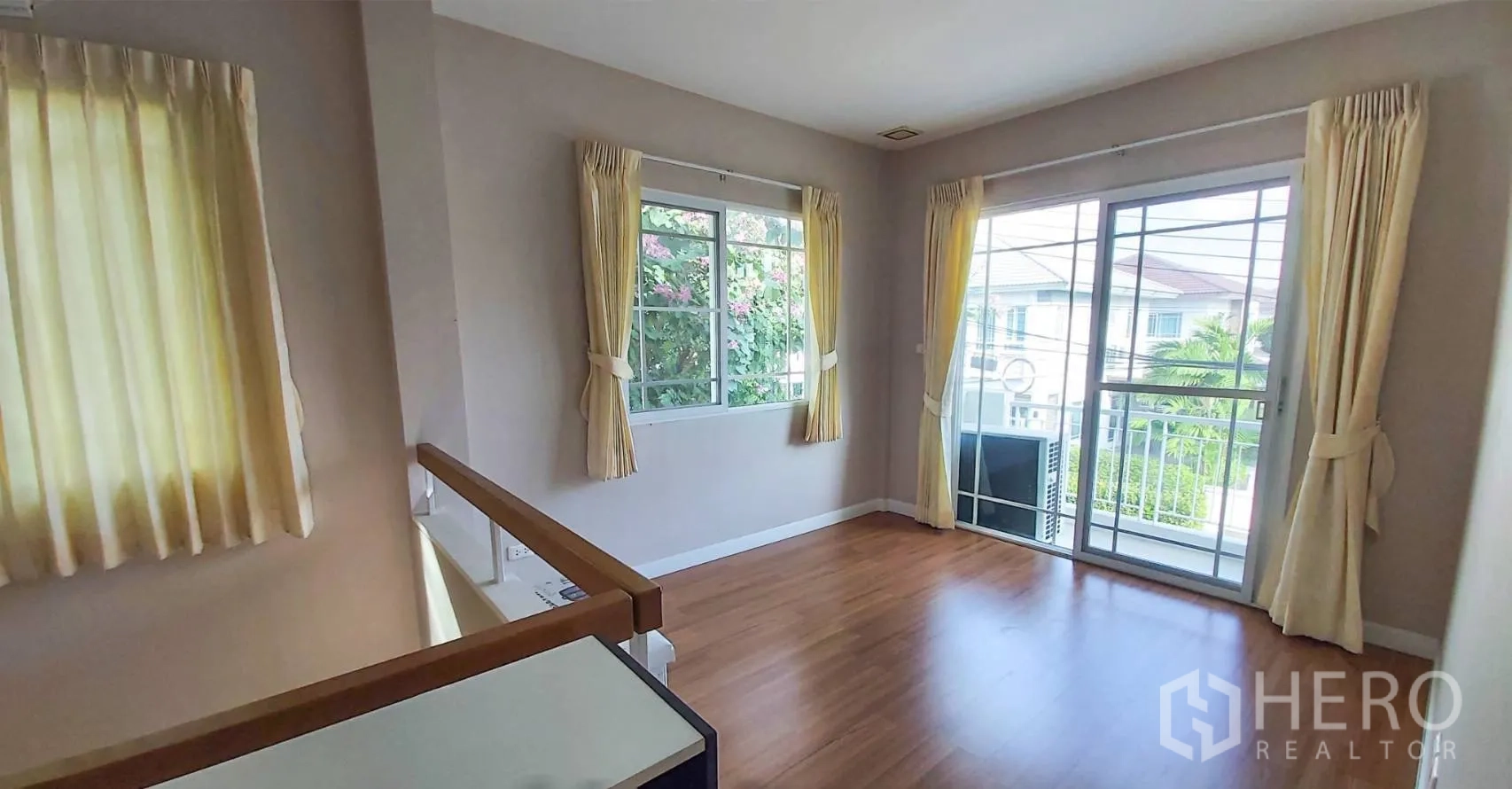 Detached House for sale in Bang Kapi, Bangkok - Upstairs family area filled with natural light and access to a small balcony.