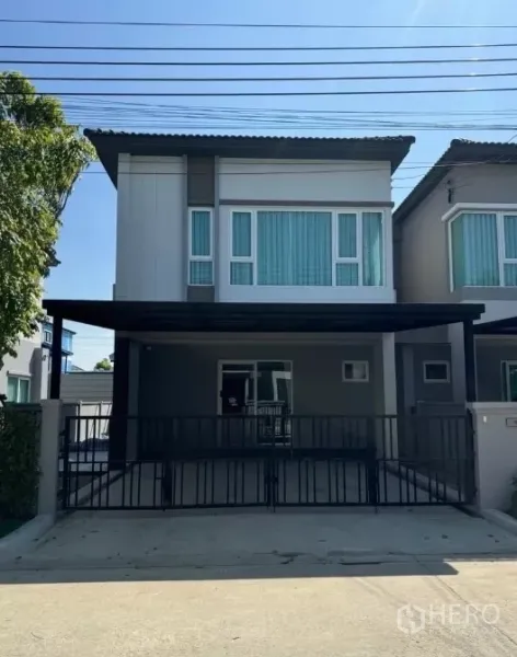 独立式住宅 出租在Bang Phli, Samut Prakan - 邦披两层独栋别墅外观，带有双车位雨棚和前院围栏