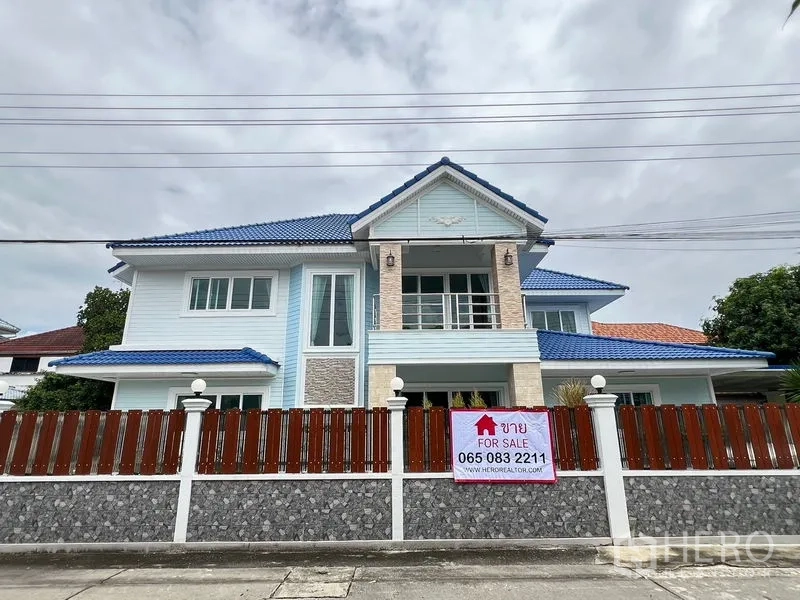 บ้าน ขายในMin Buri, Bangkok - ด้านหน้าบ้านพร้อมระเบียงและรั้วรอบขอบชิด