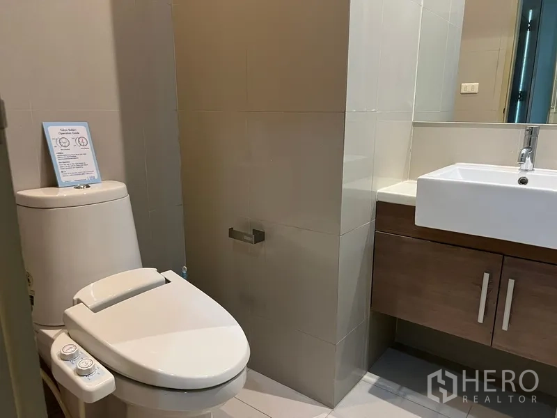 公寓 出租或出售在Watthana, Bangkok - 现代化浴室，马桶、方形台盆与中性色墙砖