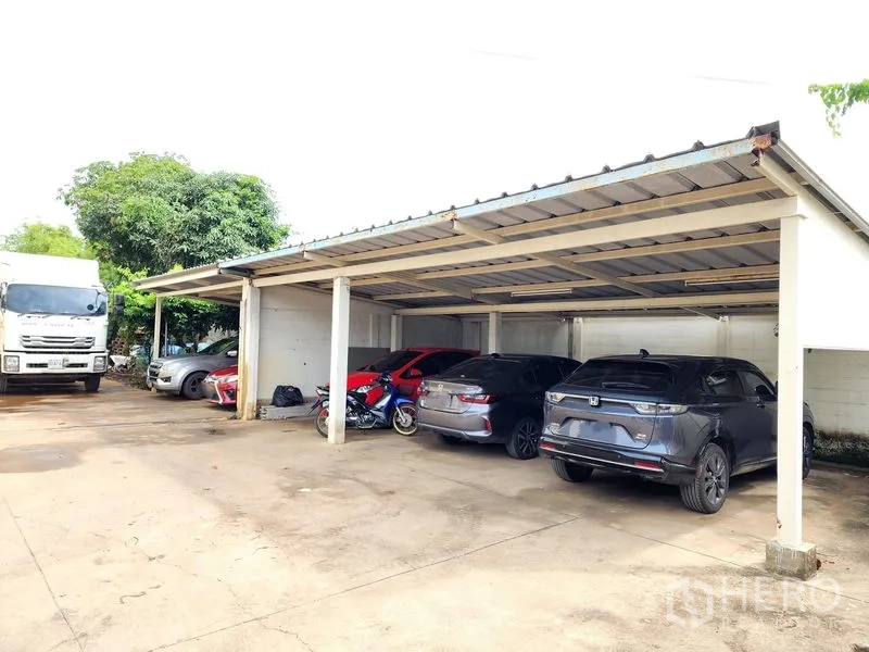 คลังสินค้า ให้เช่าในBang Kruai, Nonthaburi - โรงจอดรถมีหลังคา จอดได้ทั้งรถยนต์และมอเตอร์ไซค์