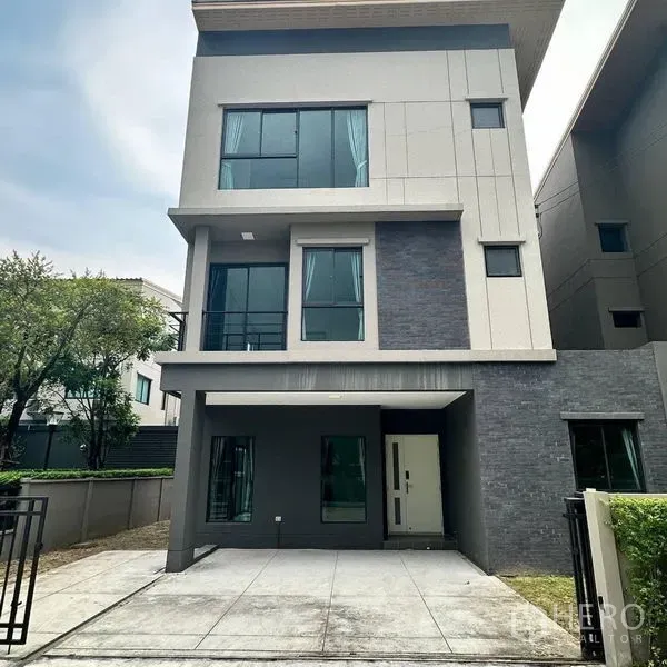 บ้าน ให้เช่าในKhan Na Yao, Bangkok - ด้านหน้าบ้านเดี่ยว 3 ชั้นสมัยใหม่พร้อมที่จอดรถในร่ม.