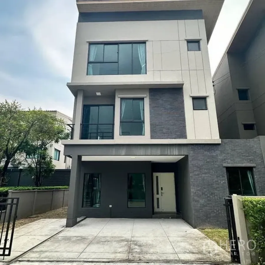 独立式住宅 出租在Khan Na Yao, Bangkok - 现代三层独栋住宅正立面，带遮棚停车位。