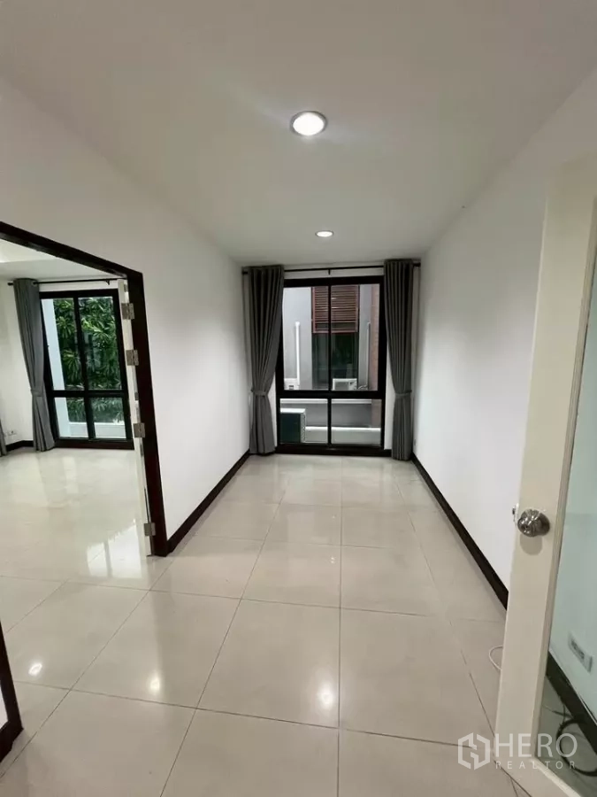 带办公室的家 出租在Wang Thonglang, Bangkok - 紧凑私密房间，双面采光与亮面瓷砖地。