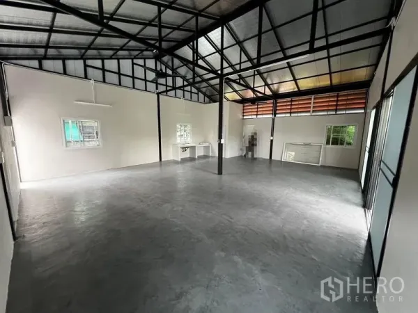 货栈 出租在Suan Luang, Bangkok - 宽敞无柱仓库，带窗户、工作台和钢结构天花。
