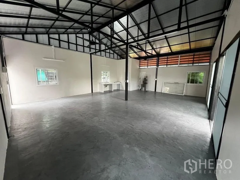 货栈 出租在Suan Luang, Bangkok - 宽敞无柱仓库，带窗户、工作台和钢结构天花。