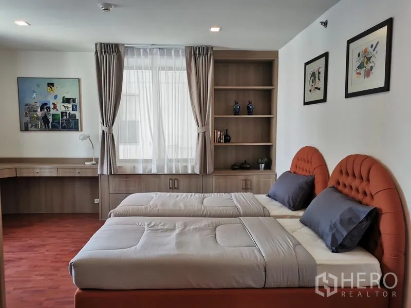 公寓 出租或出售在Watthana, Bangkok - 次卧双床，带书桌与开放式书架，窗边采光好