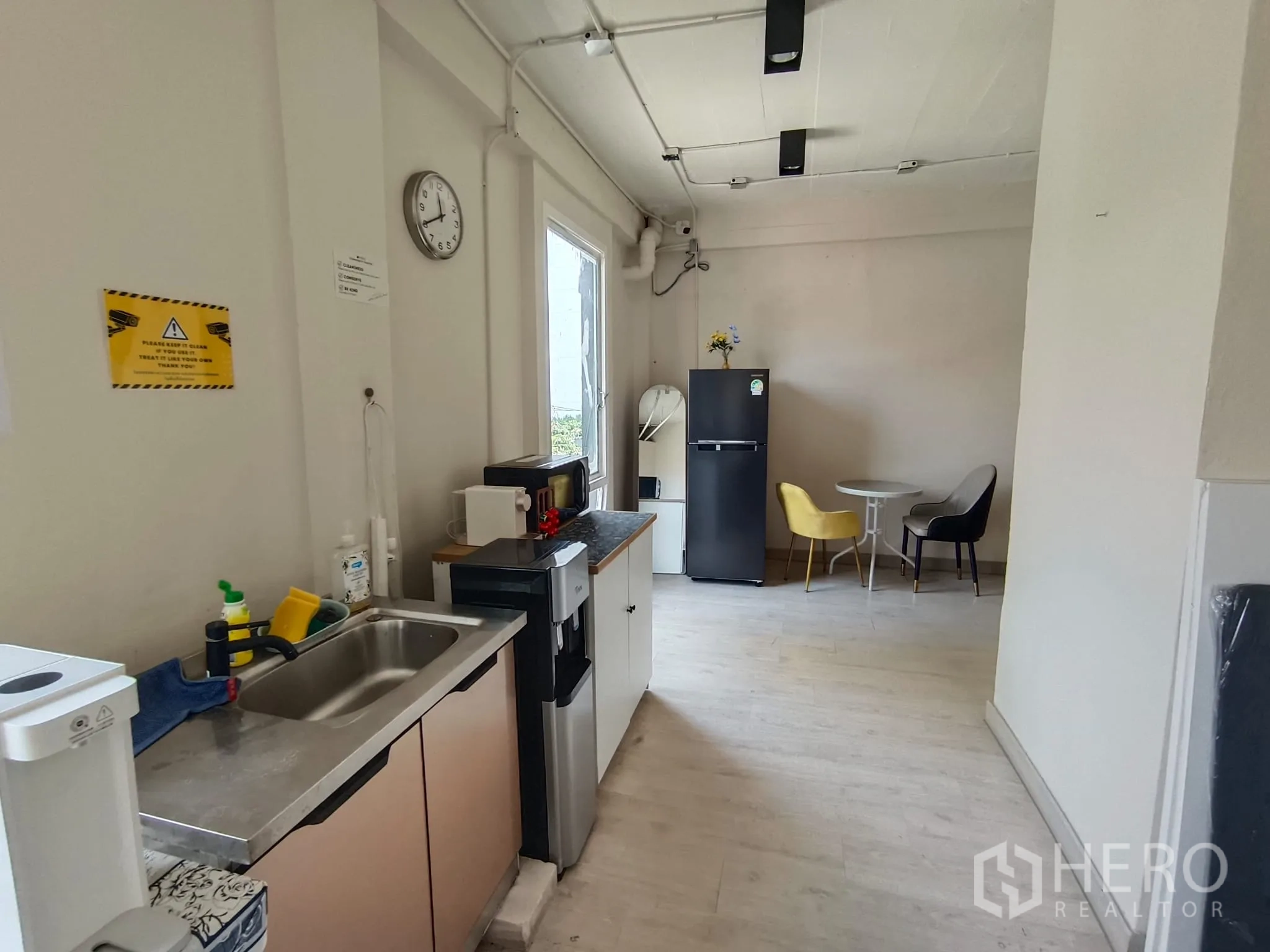 店屋 for rent in Watthana, Bangkok - 茶水间配水槽、冰箱、微波炉及小型餐桌。