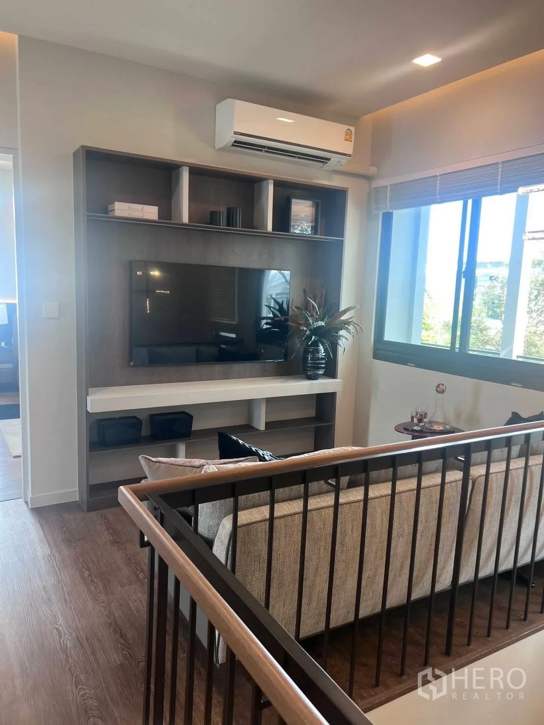 Detached House for rent or sale in Bang Phli, Samut Prakan - Another view of the family lounge with TV unit and window.