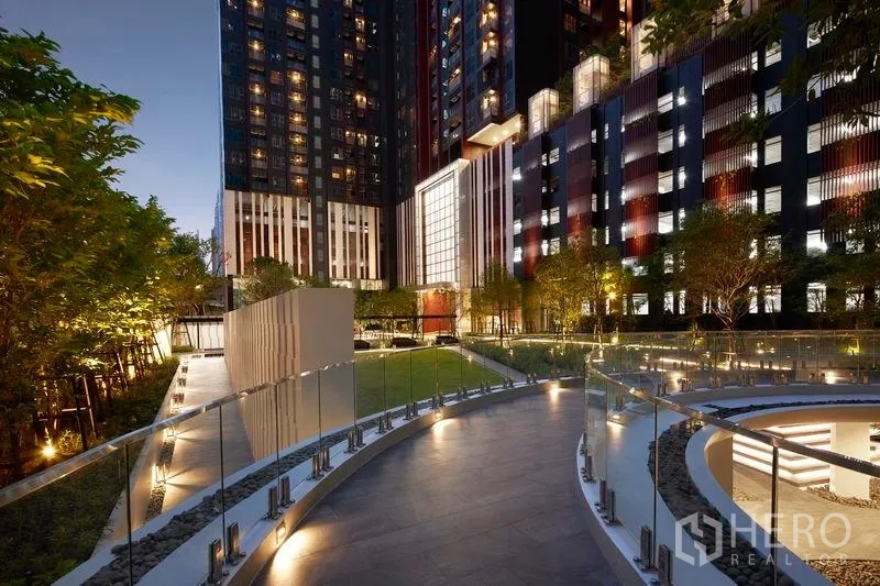公寓 出售在Ratchathewi, Bangkok - 景观花园中庭，弧形步道与夜间照明。