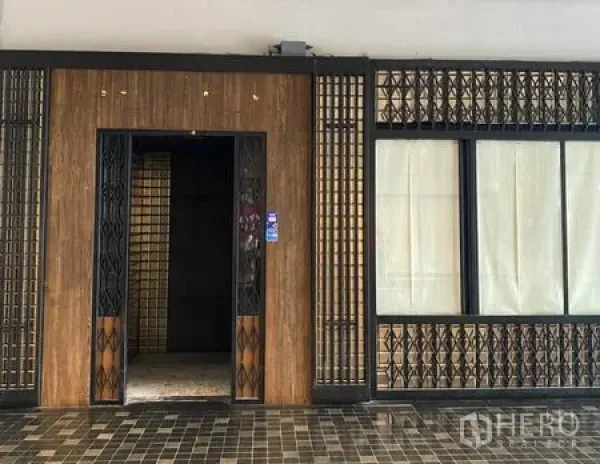 Retail Space for rent in Khlong Toei, Bangkok - Street‑level retail frontage with wood facade, black lattice panels and large display window.