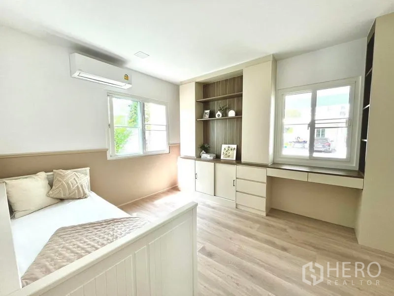 Detached House for rent - Third bedroom or study with built-in shelves, work desk, daybed and twin windows.