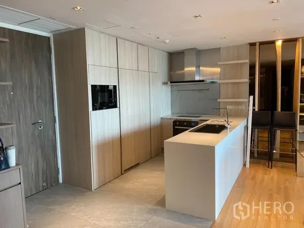 公寓 出租在Yan Nawa, Bangkok - 当代风格厨房，带中岛水槽、嵌入式烤箱与浅木柜体。
