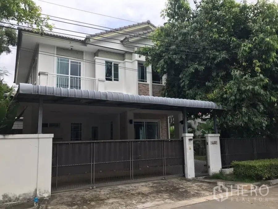 独立式住宅 出租在Khlong Sam Wa, Bangkok - 两层独栋住宅，带大门和遮顶车棚，位于Manthana Village。