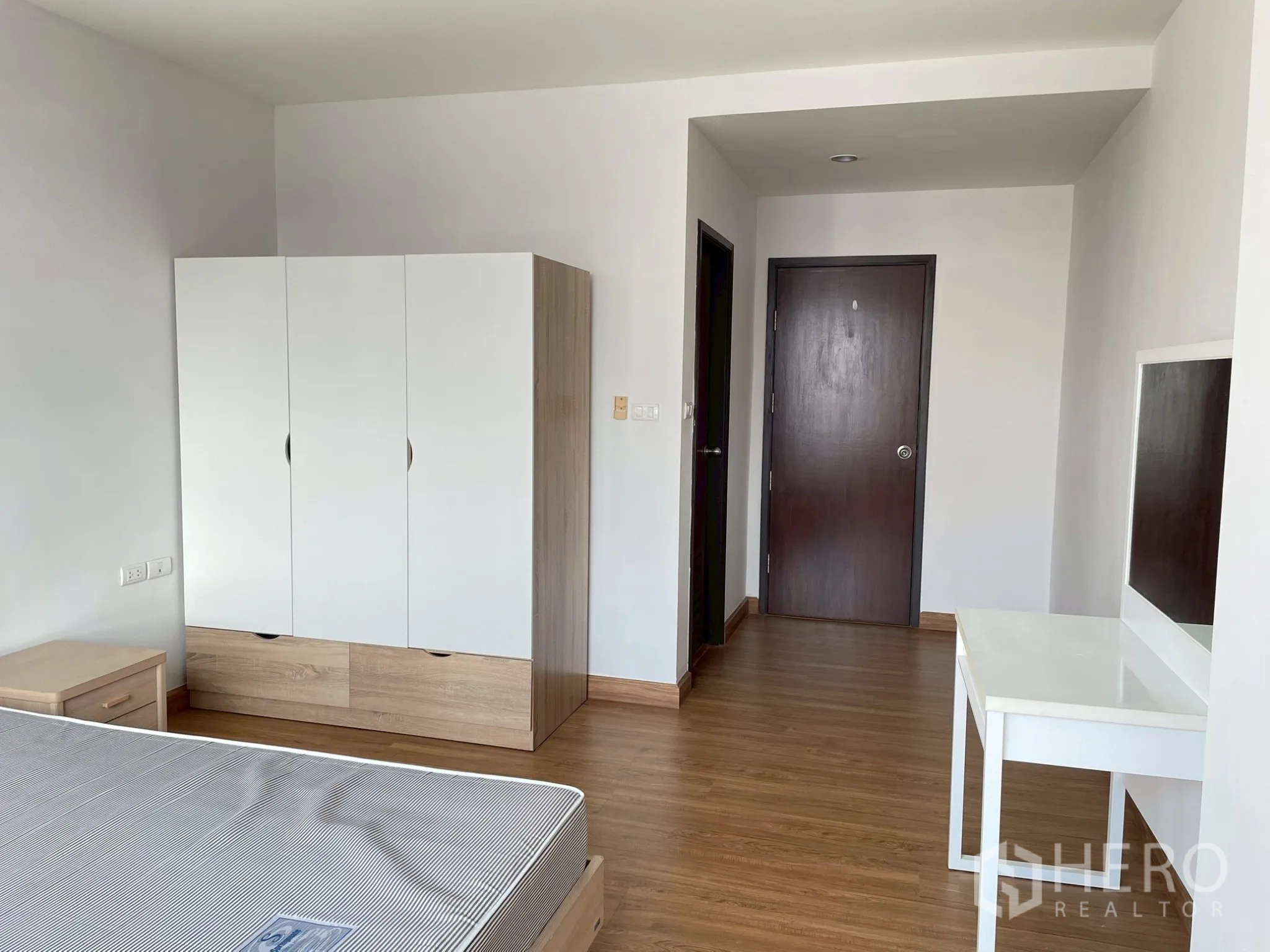 อพาร์ทเมนท์ for rent in Khlong Toei, Bangkok - มุมห้องนอนเห็นตู้เสื้อผ้า โต๊ะเครื่องแป้ง และประตูโถง