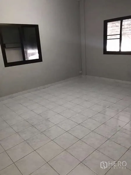 工厂 出租在Bang Phli, Samut Prakan - 角落办公室，瓷砖地面与两扇窗户