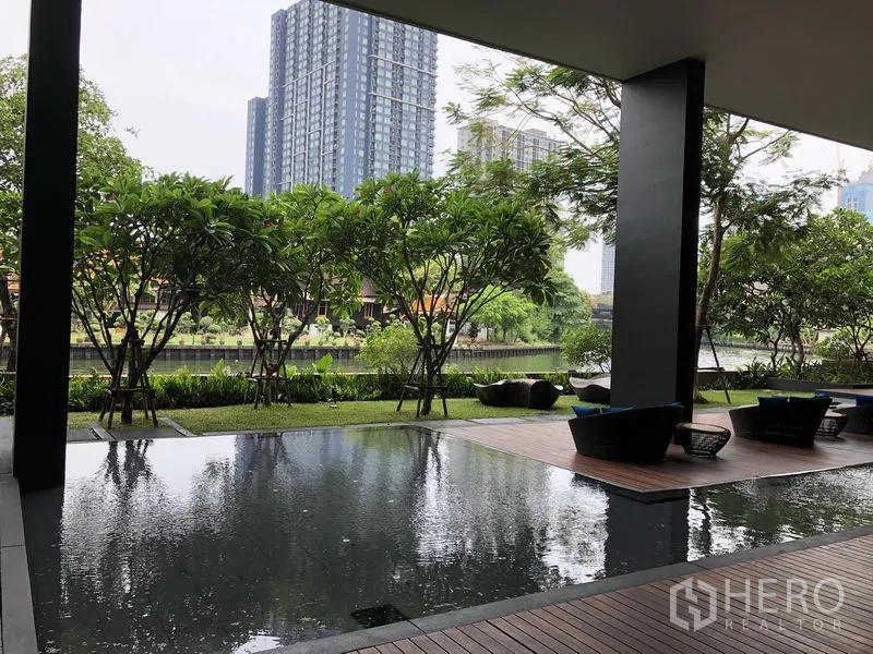 คอนโด ให้เช่าในWatthana, Bangkok - ลานพักผ่อนกลางแจ้งมีหลังคา กับสระน้ำสะท้อนและวิวคลอง ท่ามกลางสวนจัดแต่ง