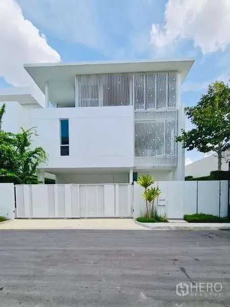 บ้าน ให้เช่าในBueng Kum, Bangkok - มุมมองด้านหน้าบ้านสมัยใหม่ พร้อมประตูรั้วและพื้นที่จอดรถ