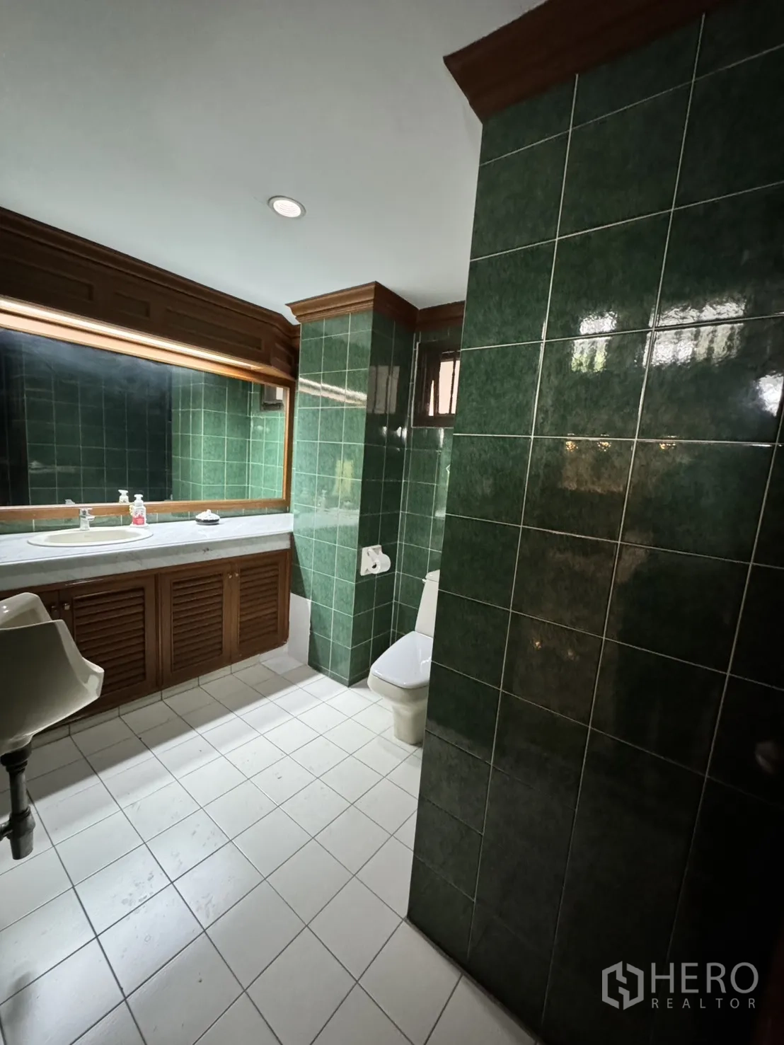 โฮมออฟฟิศ for rent in Watthana, Bangkok - อาคารทาวน์โฮมด้านหน้า มีระเบียงและประตูม้วน ในซอยเมือง