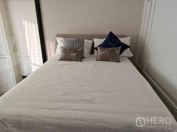 公寓 出售在Ratchathewi, Bangkok - 温馨卧室，大床与靠枕，墙面简洁