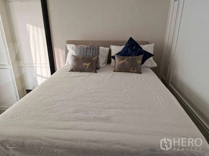 公寓 出售在Ratchathewi, Bangkok - 温馨卧室，大床与靠枕，墙面简洁