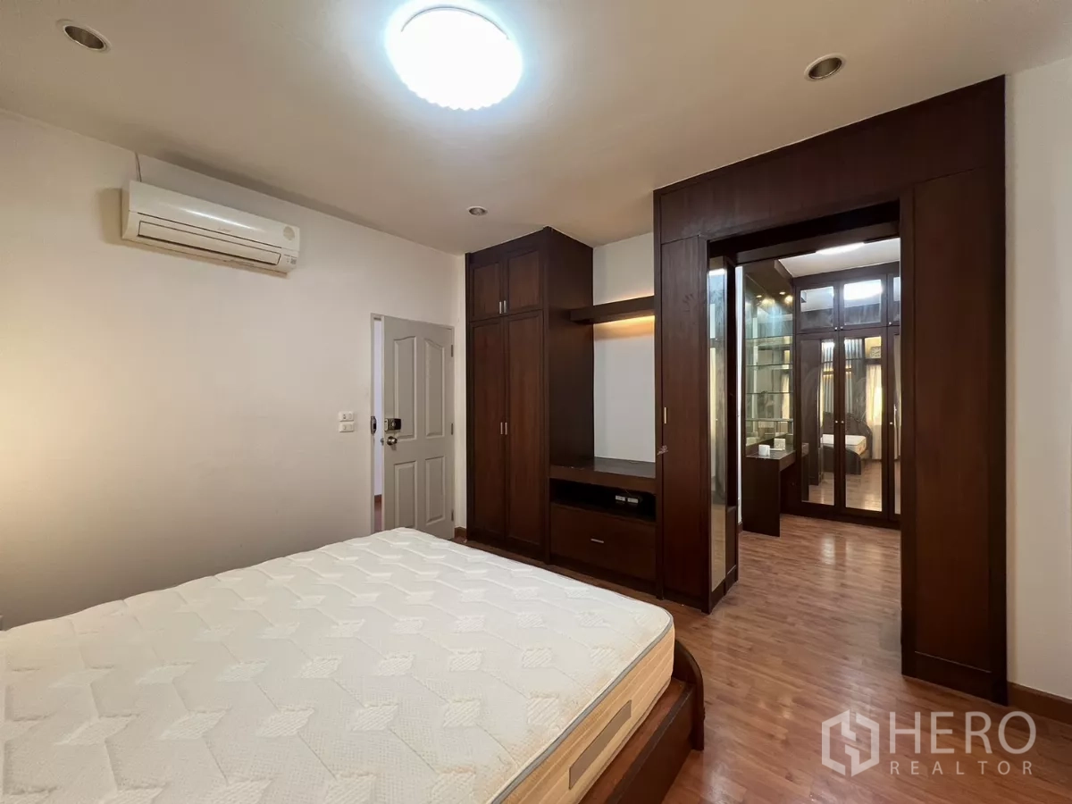 独立式住宅 出租在Bang Kapi, Bangkok - 主卧带内置衣柜并连接步入式衣帽间。