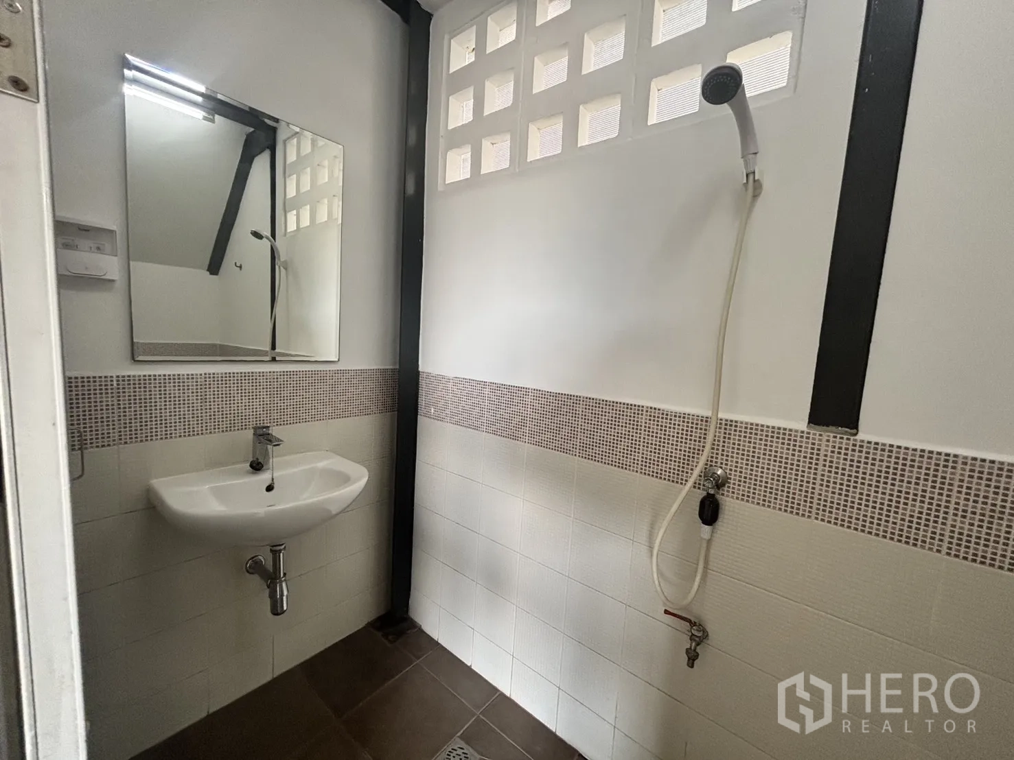 货栈 出租在Lat Krabang, Bangkok - 卫生间配洗手盆、镜子与淋浴喷头