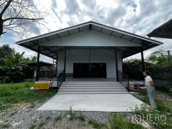 货栈 出租在Suan Luang, Bangkok - 山墙屋顶仓库立面，带前阶与推拉玻璃门。