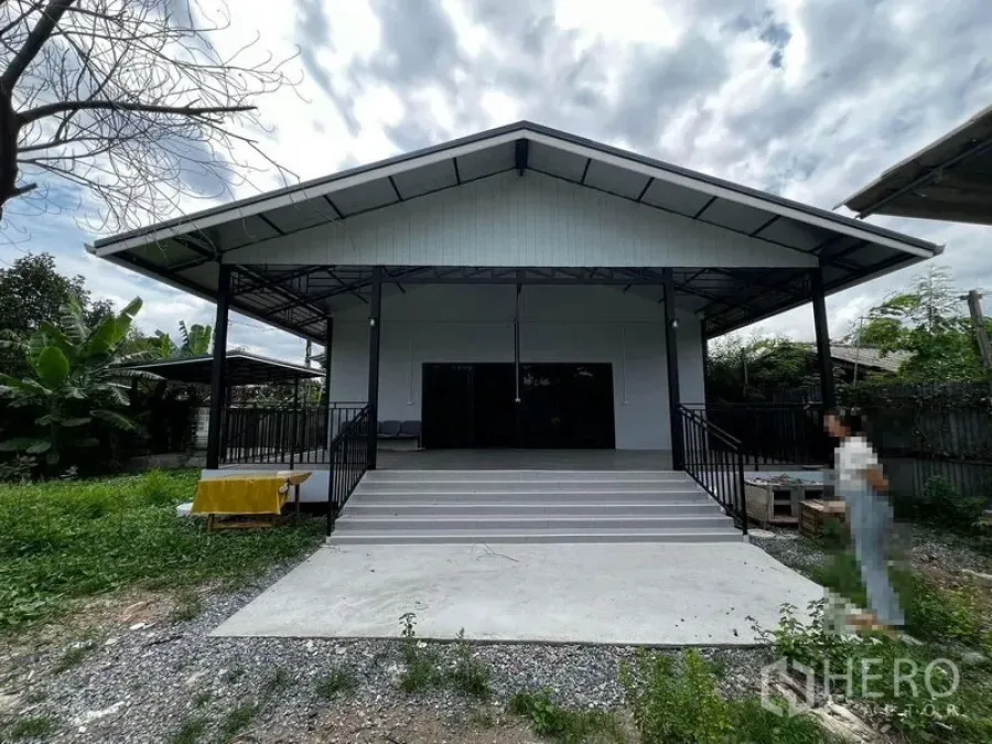 货栈 出租在Suan Luang, Bangkok - 山墙屋顶仓库立面，带前阶与推拉玻璃门。