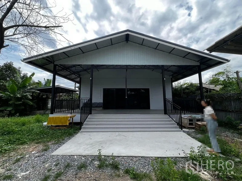 货栈 出租在Suan Luang, Bangkok - 山墙屋顶仓库立面，带前阶与推拉玻璃门。