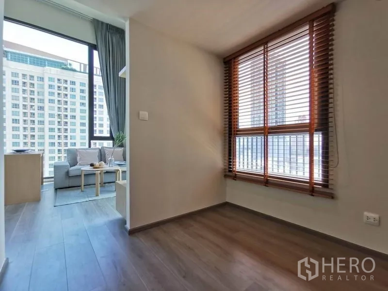 公寓 出租在Phaya Thai, Bangkok - 独立书房/多功能空间，木百叶与木地板采光充足。