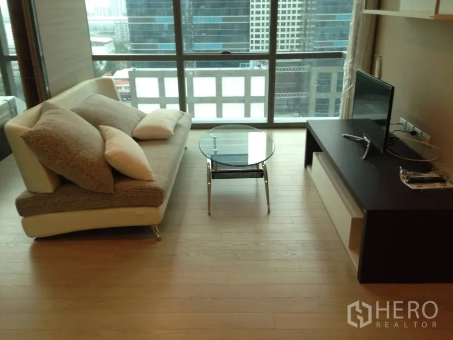 คอนโด ให้เช่าในWatthana, Bangkok - ห้องนั่งเล่นสว่าง โซฟา โต๊ะกลางกระจก และชั้นวางทีวี ติดหน้าต่างเต็มบานวิวเมือง