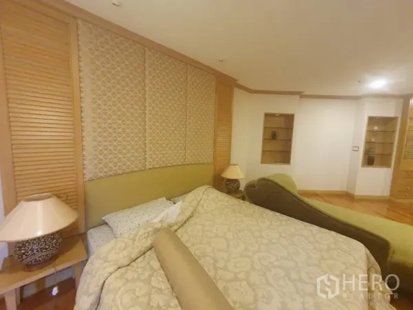 公寓 出租在Bang Kho Laem, Bangkok - 主卧配软包床头、装饰墙、床头灯与内置展示格