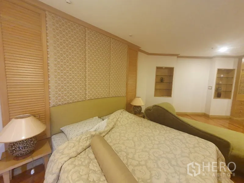 公寓 出租在Bang Kho Laem, Bangkok - 主卧配软包床头、装饰墙、床头灯与内置展示格