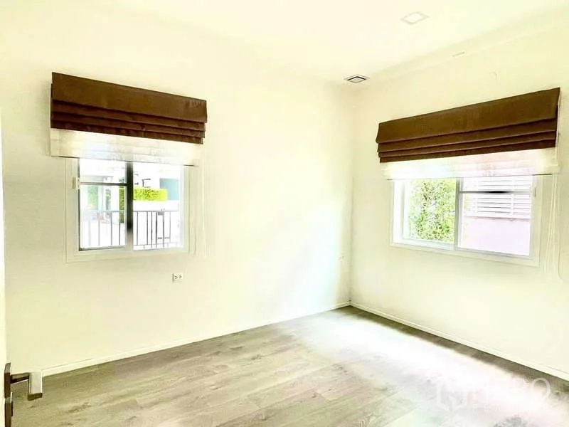Detached House for rent in Prawet, Bangkok - Corner bedroom with two windows, Roman blinds and natural light.