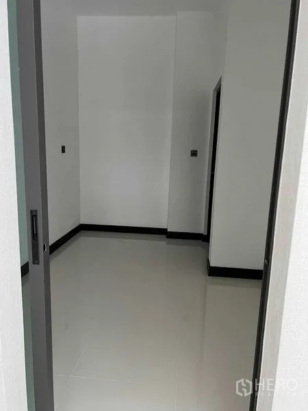Detached House for sale in Bang Kruai, Nonthaburi - Small multipurpose room with glossy white floor and plain walls.