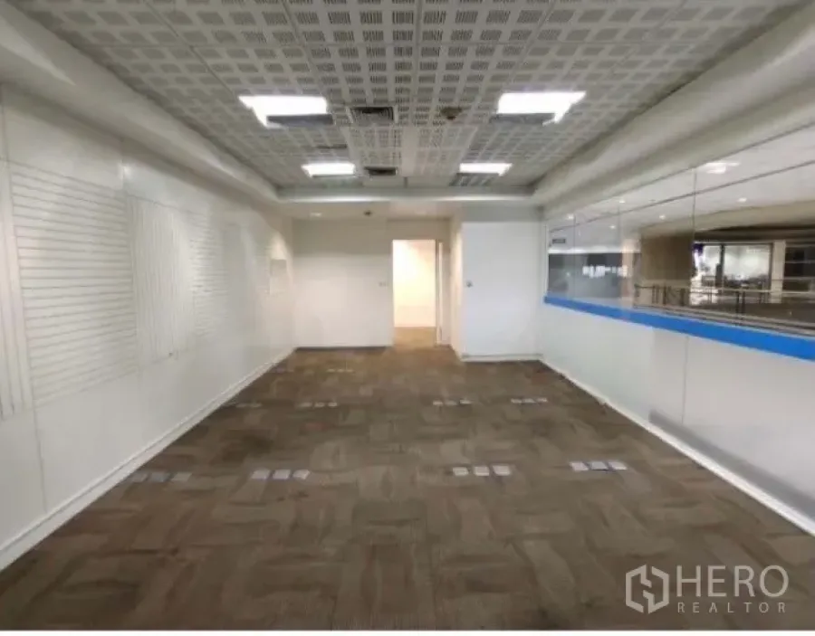 Office Space for rent in Phaya Thai, Bangkok - Bright 45 sqm office interior with carpet flooring, drop ceiling lights, air-conditioning vents, white walls and a long glass partition in Phaya Thai, Bangkok.