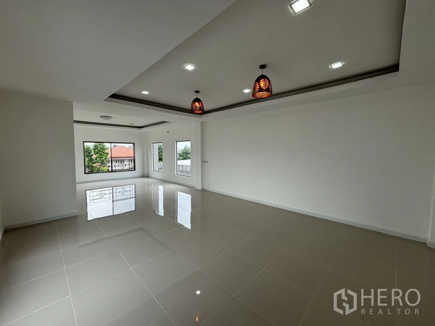 คลังสินค้า ให้เช่าหรือขายในWang Thonglang, Bangkok - พื้นที่นั่งเล่น/ออฟฟิศกว้าง มีหน้าต่างและโคมไฟแขวน