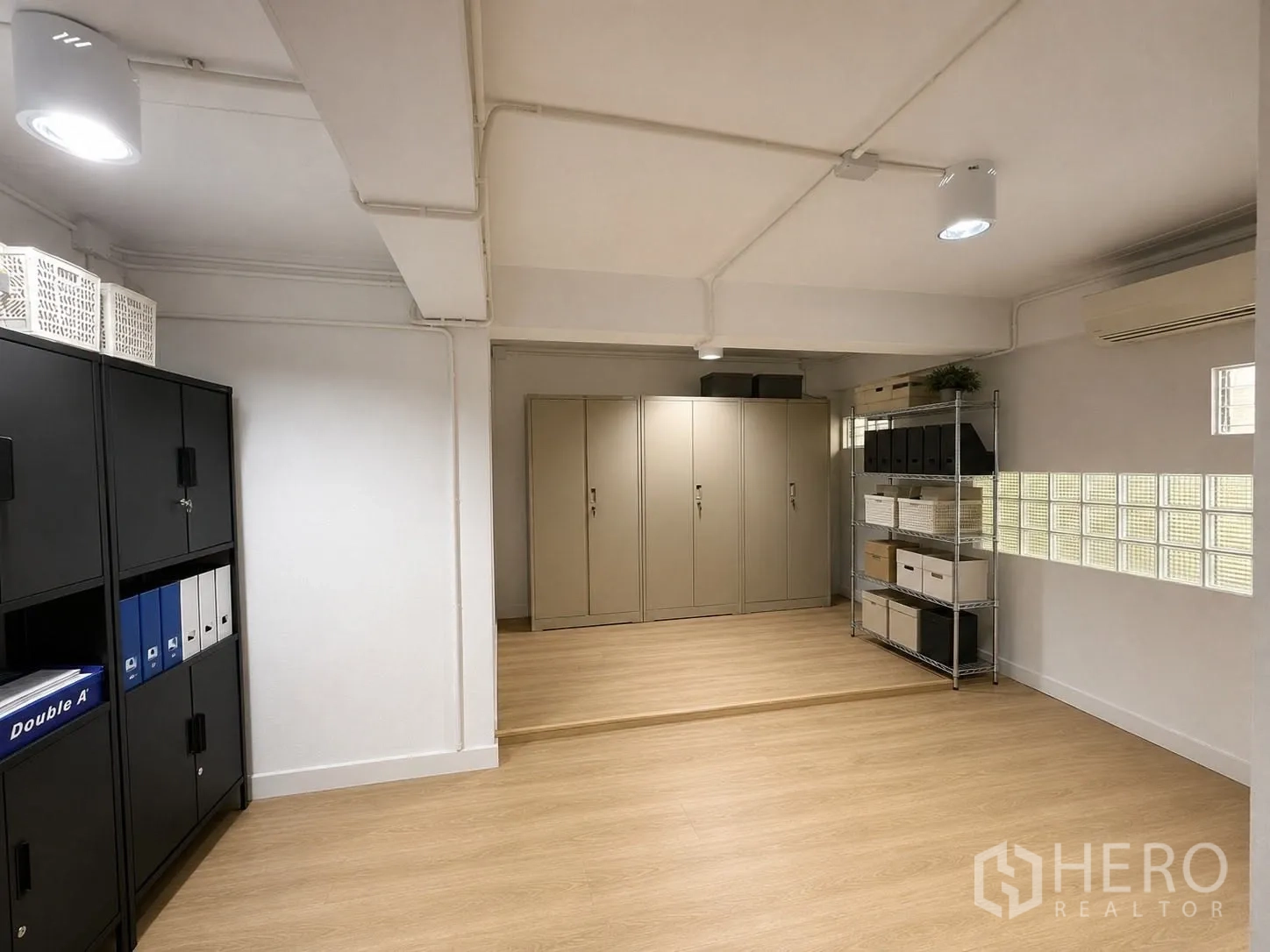 办公室 for rent in Phaya Thai, Bangkok - 办公室储物区，设档案柜与木地板。