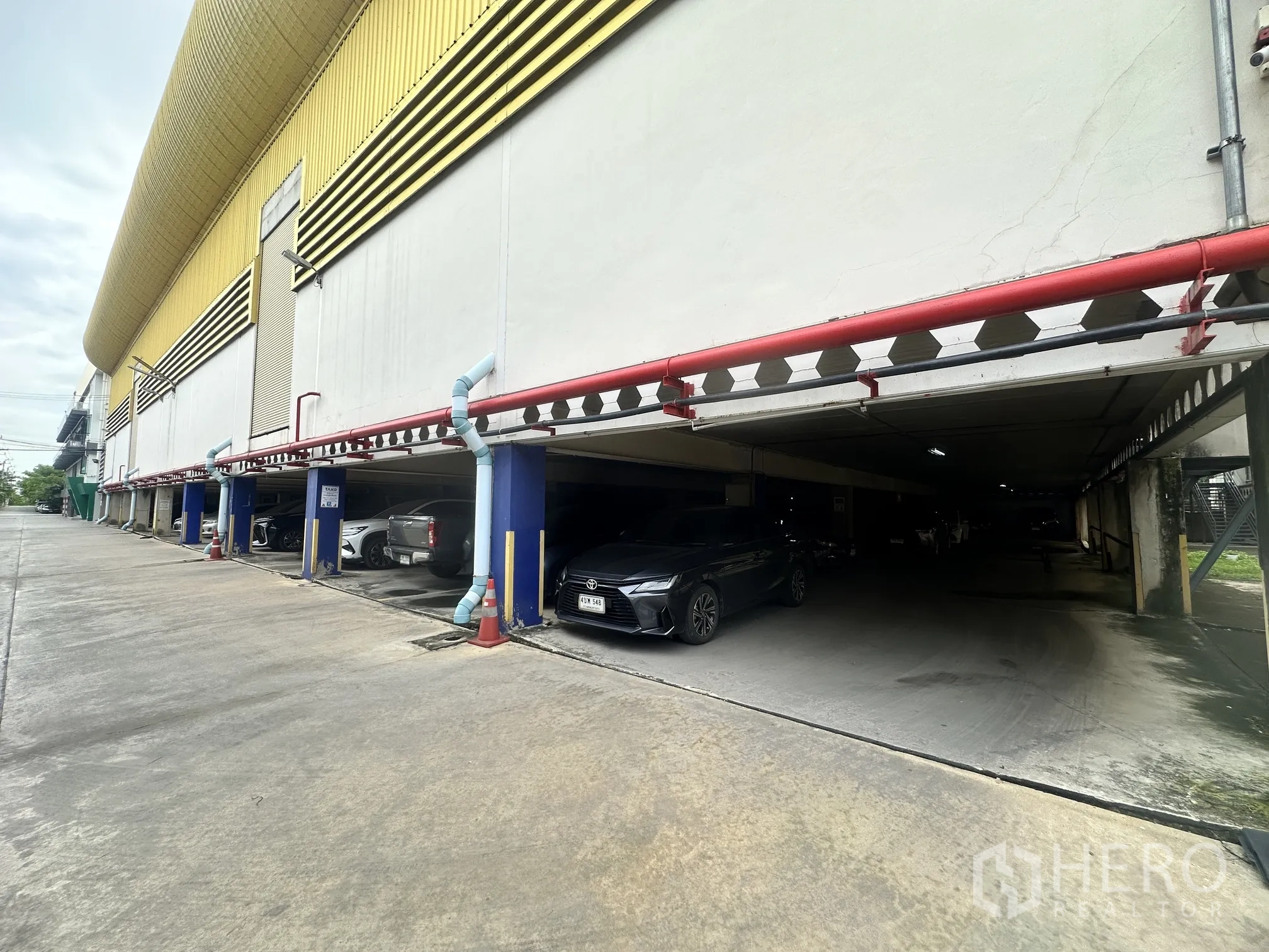 โกดัง for rent in Lat Krabang, Bangkok - ที่จอดรถมีหลังคาตามแนวอาคารภายนอก พร้อมที่จอดหลายคัน