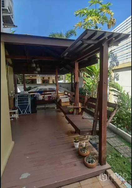 独立式住宅 出售在Bang Yai, Nonthaburi - 带顶木质露台，长椅座位，毗邻花园