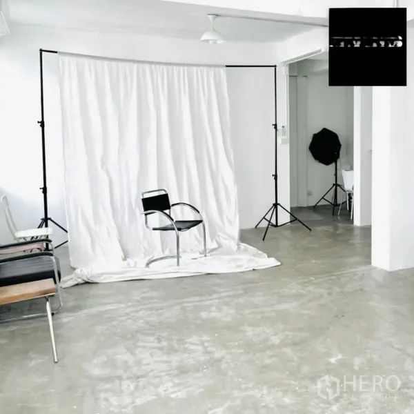 ตึกแถว for rent in Phra Khanong, Bangkok - ห้องสตูดิโอสีขาวพร้อมฉากถ่ายภาพ ขาตั้งไฟ และพื้นคอนกรีต