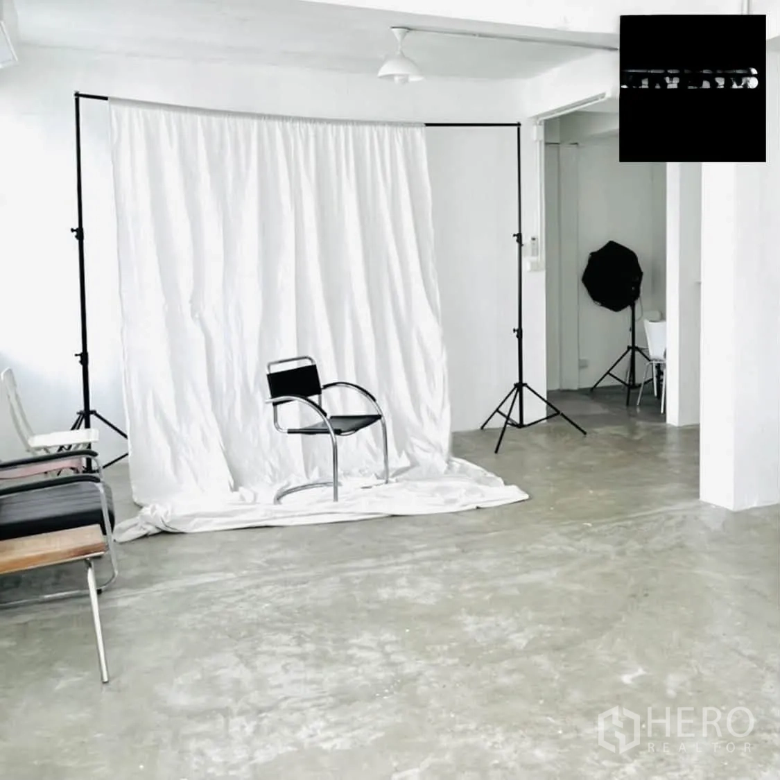 ตึกแถว for rent in Phra Khanong, Bangkok - ห้องสตูดิโอสีขาวพร้อมฉากถ่ายภาพ ขาตั้งไฟ และพื้นคอนกรีต