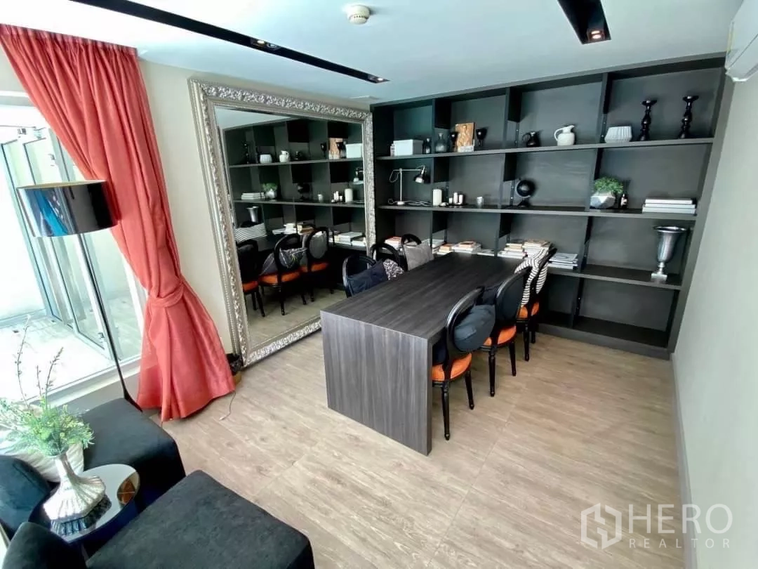 公寓 出租在Watthana, Bangkok - 图书/共享工作间，长桌、大书架与装饰镜