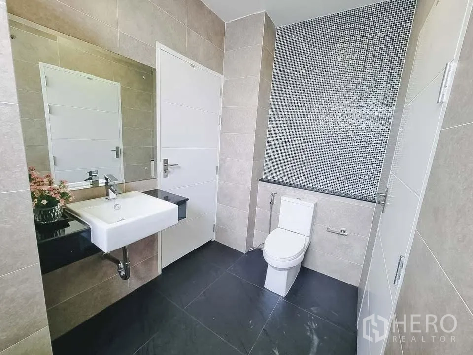 独栋房屋 for rent or sale in Bang Phli, Samut Prakan - 卫浴带马赛克装饰墙、坐便与墙面镜。