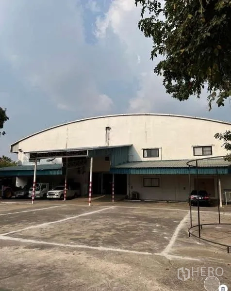 คลังสินค้า ขายในBang Bua Thong, Nonthaburi - ด้านหน้าอาคารโกดังพร้อมกันสาดที่จอดรถและลานคอนกรีตกว้าง.